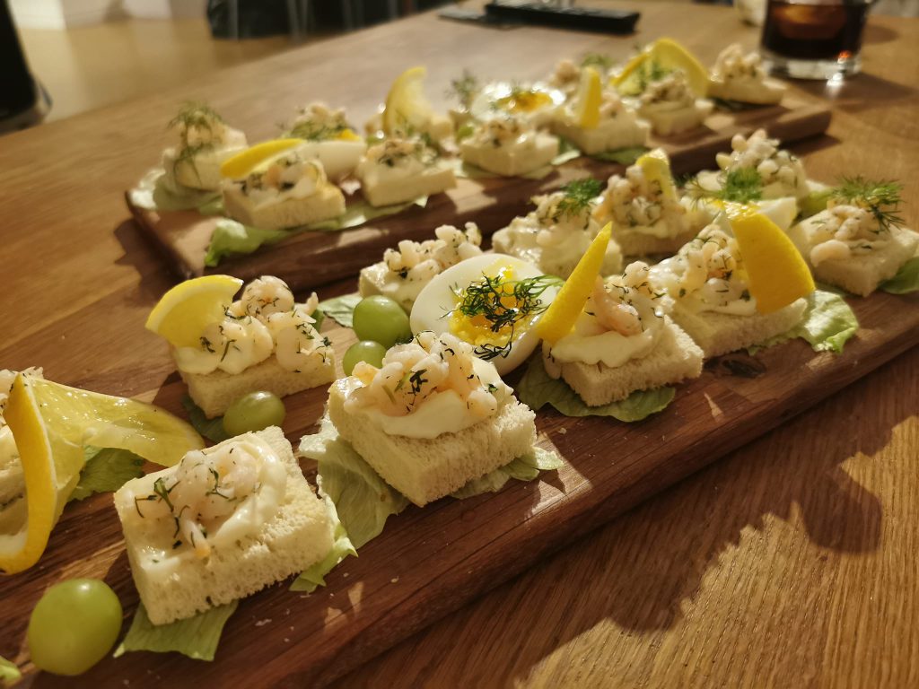 Aftonmys med godis och kakor